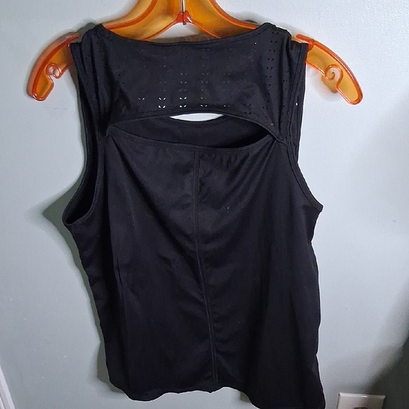 Elegant Black Sleeveless Tank Top - Picture 4 of 10